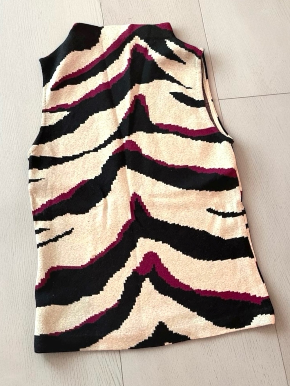 Natori Cashmere Silk Funnel Neck Sleeveless Le Tigre Print Tank Top Sweater M